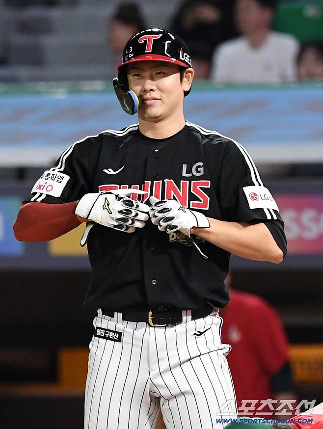 15일 인천SSG랜더스필드에서 열린 SSG와 LG의 경기. 9회초 1사 만루 LG 홍창기가 볼넷을 얻어내고 있다. 인천=박재만 기자 pjm@sportschosun.com/2026.05.15/