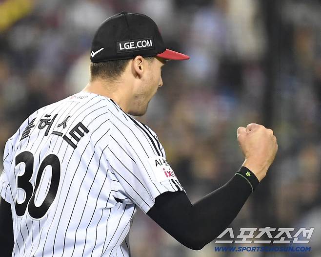 7일 잠실구장에서 열린 LG와 두산의 경기. 7회 두산 양의지를 병살 처리하는 LG 톨허스트. 잠실=송정헌 기자songs@sportschosun.com/2026.05.07/