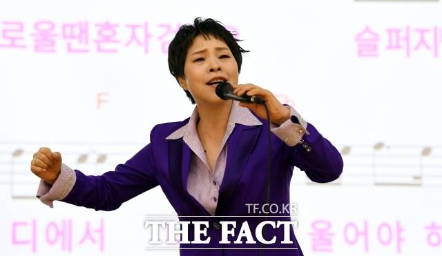 올해로 39년째 노래교실 현장을 지키고 있는 대한민국 '으뜸 스타 가요강사 박미현은 단순한 노래강사를 넘어 '가요 유통의 최전선'에 선 인물이다. 박미현이 26일 오후 서울서남부농협 농산물백화점(구 관악농협에서 가요 교실을 진행하고 있다. /임영무 기자