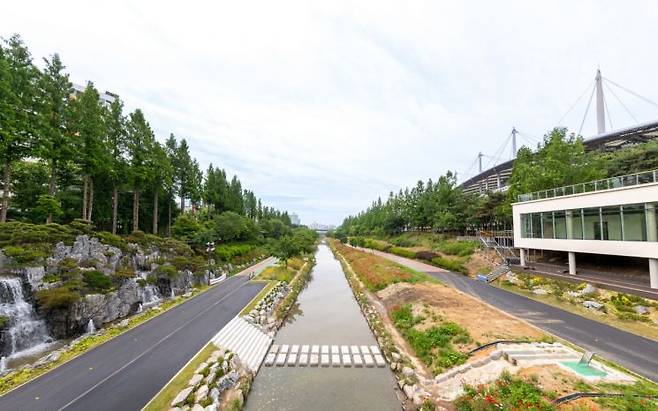경관폭포 맞은편에 수변 카페 공간이 조성됐다. 마포구 제공.