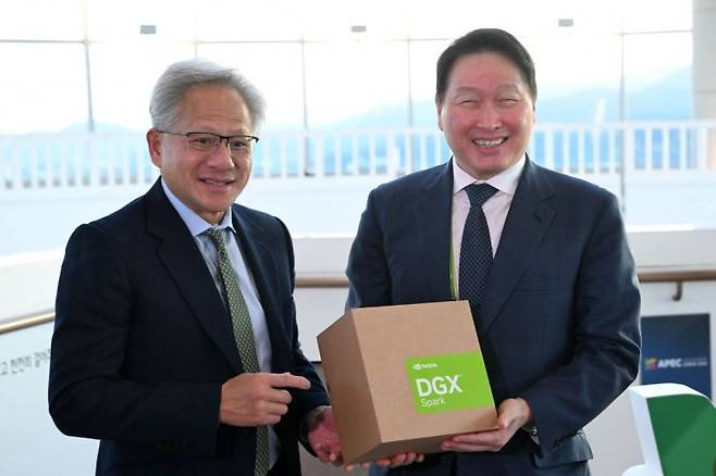 젠슨 황 엔비디아 CEO가 지난해 10월31일 경북 경주 예술의전당에서 열린 아시아태평양경제협력체(APEC) 최고경영자(CEO) 서밋에 참석해 최태원 대한상의 회장과 만나 AI슈퍼컴퓨터 'DGX스파크'를 선물하고 있다. 연합뉴스