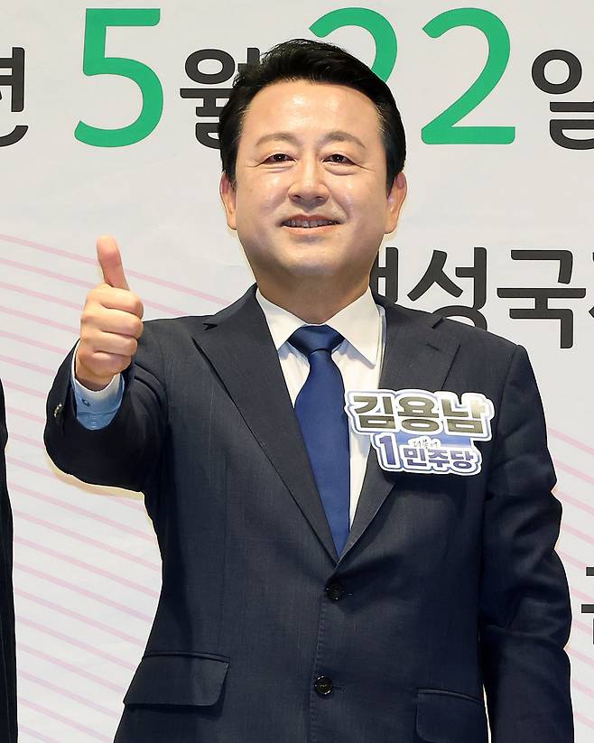 김용남 더불어민주당 경기평택을 재보궐선거 후보가 22일 오후 경기 평택시 팽성국제교류센터에서 열린 6·3 국회의원 재보궐선거 언론사 주관 후보자 초청 토론회에 참석해 기념 촬영을 하고 있다. 2026.5.22 뉴스1