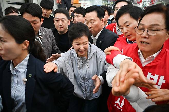 박근혜 전 대통령이 27일 경남 진주 대안동 진주중앙시장을 찾아 박완수 국민의힘 경남도지사 후보, 한경호 진주시장 후보 지원유세를 하고 있다. 뉴스1