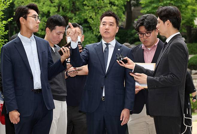 배우 김수현씨의 명예를 훼손한 혐의 등을 받고 있는 김세의 가로세로연구소 대표가 26일 오전 서울 서초구 서울중앙지법에서 열린 구속 전 피의자 심문(영장실질심사)에 출석하며 취재진의 질의에 답하고 있다. 공동취재사진