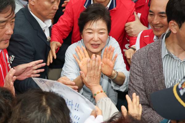 박근혜 전 대통령이 27일 부산광역시 기장군 기장시장을 방문, 시민들과 인사를 나누고 있다. 연합뉴스