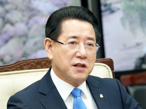 김영록 전남도지사가 정용진 신세계그룹 회장의 ‘5‧18 탱크데이’ 사과를 “악어의 눈물”로 규정하고, 정 회장이 역사관을 바로세우고 오월 영령 앞에 제대로 사과해야 한다고 요구했다. /전남도