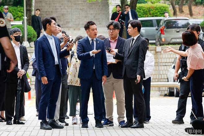김세의 가로세로연구소(가세연) 대표가 26일 오전 서울 서초구 중앙지방법원에서 성폭력범죄의 처벌 등에 관한 특례법 위반(카메라 등 이용 촬영·반포 등) 및 명예훼손 등 혐의와 관련, 구속 전 피의자 심문(영장실질심사)에 출석하며 취재진과 설전을 벌이고 있다. 김 대표는 유튜브 방송과 기자회견 등을 통해 배우 고(故) 김새론이 미성년자인 15세 때부터 약 6년간 김수현과 교제했다는 취지의 주장과 녹취록 등을 반복적으로 유포한 혐의를 받는다. /사진=뉴스1