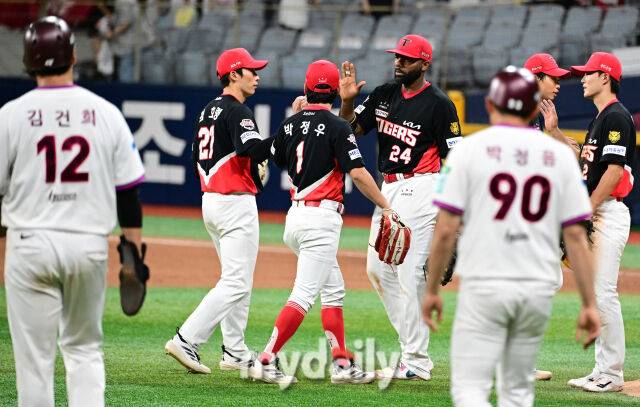 2026년 5월 26일 오후 서울 고척스카이돔에서 열린 '2026 신한 SOL KBO리그' KIA 타이거즈와 키움 히어로즈의 경기. KIA가 5-2로 승리한 뒤 기뻐하고 있다./고척=유진형 기자 zolong@mydaily.co.kr