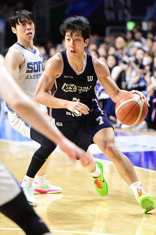 허훈이 5월 10일 챔프전 4차전 돌파를 하고 있다./KBL 제공