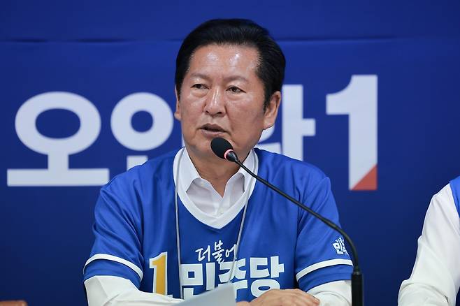 더불어민주당 정청래 총괄상임선거대책위원장이 27일 충남 논산시 오인환 논산시장 후보 선거사무소에서 열린 현장 중앙선대위 회의에 참석해 발언하고 있다. 연합뉴스