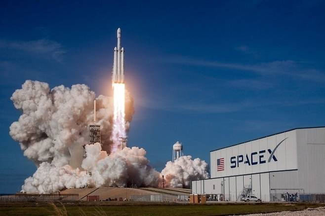 미국 플로리다주 케이프캐너배럴의 항공우주국(NASA·나사) 케네디 스페이스센터에서 스페이스X의 팰컨9 로켓이 발사되고 있다. 스페이스X