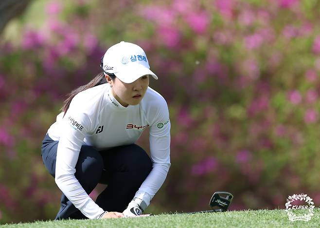 그린 경사를 파악하고 있는 고지원. 사진 제공=KLPGA