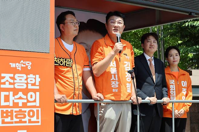 김정철 개혁신당 서울시장 후보(왼쪽 두 번째)가 24일 야구 예능 프로그램인 불꽃야구 경기가 열리는 고척 스카이돔을 찾아 입구에서 지지를 호소하고 있다. 왼쪽부터 천하람 공동선대위원장, 김 후보, 이준석 총괄선대위원장, 이주영 공동선대위원장. ⓒ연합뉴스
