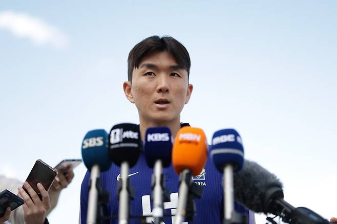 축구국가대표팀 미드필더 황인범이 26일(한국시간) 미국 유타주 솔트레이크시티의 자이언스뱅크 트레이닝센터서 취재진의 질문에 답하고 있다. 사진제공|대한축구협회