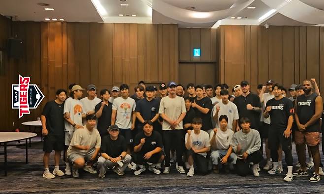 전 KIA 타이거즈 아시아쿼터 내야수 제리드 데일이 26일 선수단과 작별 인사를 나눈 뒤 단체 촬영에 입하고 있다. /사진=KIA 타이거즈 공식 SNS 갈무리