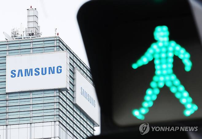 삼성전자 임협 잠정합의안 가결 (수원=연합뉴스) 홍기원 기자 = 삼성전자 노사의 임금협상 잠정합의안이 노동조합 투표에서 70%를 넘기는 찬성률로 가결됐다.
삼성전자 노조 공동교섭단은 27일 오전 10시 마감한 잠정합의안 투표 결과 찬성 73.7%(4만6천142명)로 가결됐다고 밝혔다.
노조 규약에 따라 투표권자 과반이 참여해 과반이 찬성하면서 잠정합의안은 최종 확정됐다.
사진은 27일 경기도 수원시 삼성전자 본사 모습. 2026.5.27 xanadu@yna.co.kr