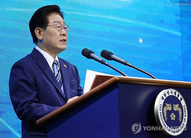 이재명 대통령, 바다의 날 기념사 (부산=연합뉴스) 김도훈 기자 = 이재명 대통령이 27일 부산 영도구에서 열린 제31회 바다의 날 기념식에서 기념사를 하고 있다. 2026.5.27 superdoo82@yna.co.kr