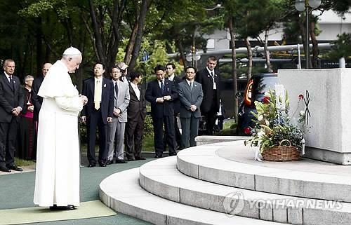 서소문 성지 방문한 교황 (EPA=연합뉴스) 프란치스코 교황이 16일(현지시간) 서울 서소문 순교성지를 방문해 기도하고 있다. 서소문은 200여 년 전 한국 천주교회의 초기 신앙인들이 '인륜을 저버린 패륜의 죄인'이라는 죄목으로 사형 선고를 받고 처형된 곳이다. (2014년 8월16일)