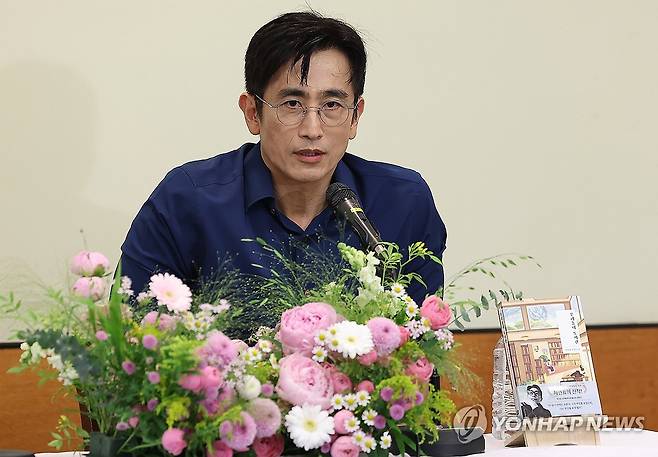 취재진 질문에 답하는 차인표 (서울=연합뉴스) 김성민 기자 = 작가 겸 배우 차인표가 27일 서울 중구 한 간담회장에서 열린 소설 '우리동네 도서관' 출간 기념 기자간담회에서 취재진 질문에 답하고 있다. 2026.5.27 ksm7976@yna.co.kr