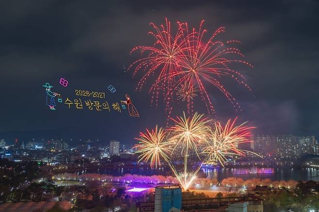 지난달 3~12일 세계관개시설물 유산 만석거 일원에서 열린 '2026 만석거 새빛축제'에서 '2026~2027 수원 방문의 해'를 알리는 드론 및 불꽃쇼가 밤하늘을 수놓고 있다. 사진=수원시