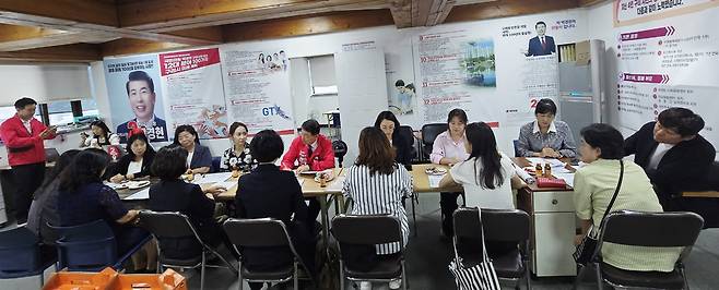 백경현 구리시장 후보가 어린이집 관계자들과 간담회를 나누고 있다<백경현 후보측 제공>
