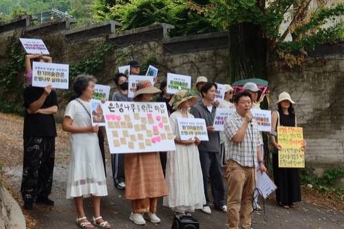 주민들과 활동가들이 은행나무를 향한 응원 문구가 적힌 피켓을 들고 미술관 측의 책임 있는 조치를 촉구하고 있다. 연합뉴스