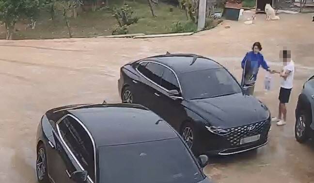 민주당 윤명희(장흥2) 전남도의원이 지난 4월 백자선물세트를 제공하는 장면이 찍힌 CCTV 화면과 무소속 후보 불출마를 설득해 달라고 부탁하며 선거구민에게 건넨 현금 1천만 원. /전라남도선거관리위원회 제공