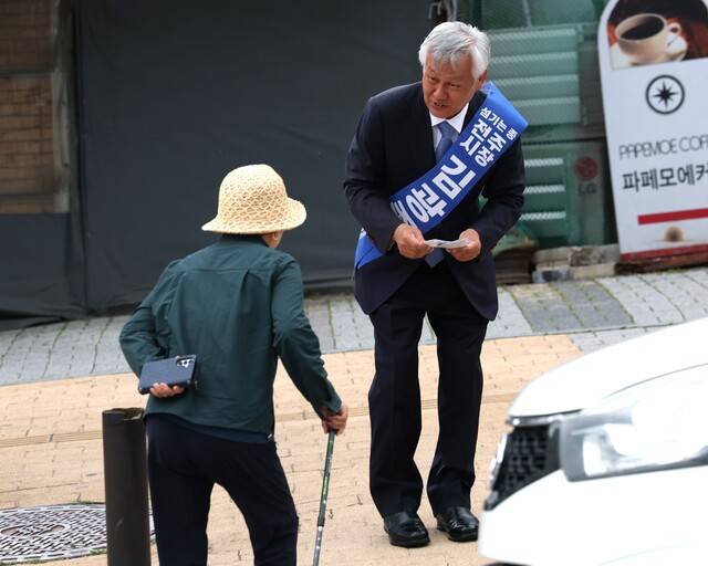 6·3 지방선거를 일주일 앞둔 27일 전주 시내 곳곳에서 전주시장에 출마한 무소속 김광종 후보가 열띤 유세 운동을 펼치고 있다. 조현욱 기자
