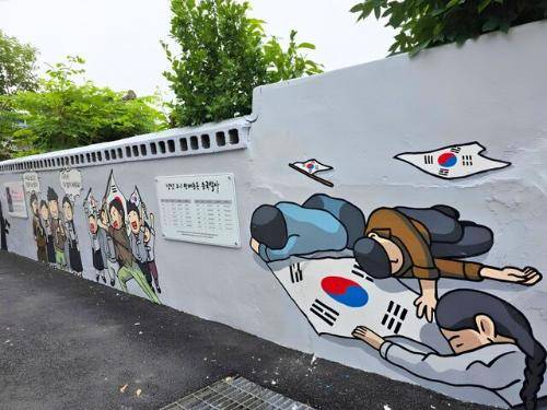 ◇양양군이 양양읍 남문리 일대에 대표적인 독립운동가인 조화벽 지사를 기리며 조성한 ‘조화벽거리’ 벽화를 새단장했다.