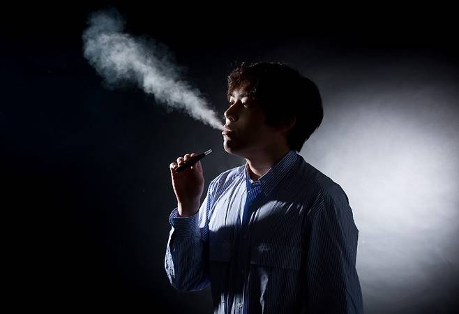 일반 담배보다 덜 해롭다는 인식 속에 전자담배 사용이 늘고 있지만, 전문가들은 건강 위해성과 이중 사용, 간접노출 등의 문제를 경계해야 한다고 강조한다. 사진=비즈한국 DB