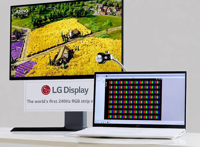LG디스플레이의 ‘240Hz RGB 스트라이프 OLED’ 패널을 카메라로 확대해 촬영하는 모습. 패널 내 RGB 픽셀이 스트라이프 구조로 배치된 구조를 확인할 수 있다. 이 패널은 RGB 스트라이프 구조에 160 PPI 고해상도와 240Hz 고주사율을 구현한 최초의 제품이다.(사진제공-LG디스플레이)