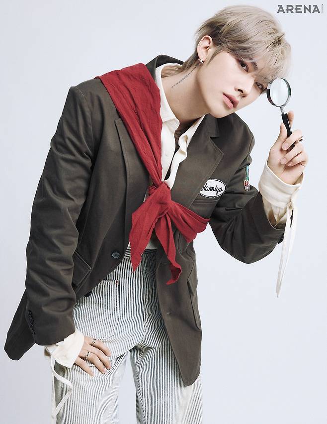 리키 재킷·이너 셔츠·팬츠·재킷에 연출한 스카프 모두 카미야, 이어링·링 모두 스타일리스트 소장품.