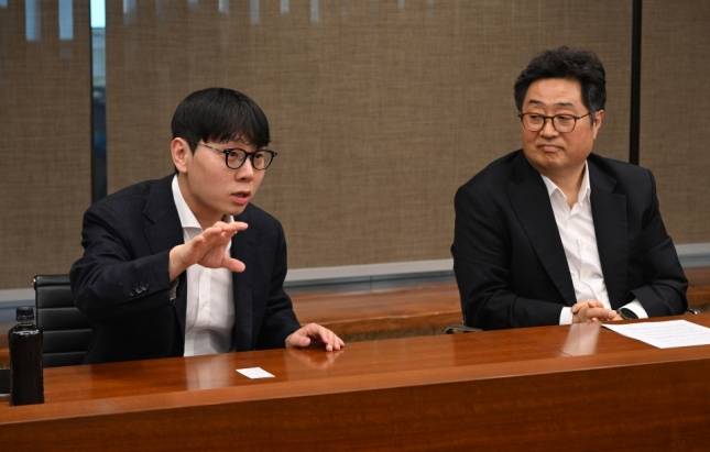 이성수(오른쪽) 에셋플러스자산운용 대표이사와 강자인 에셋플러스자산운용 국내주식운용본부장. /사진=이명근 기자 qwe123@