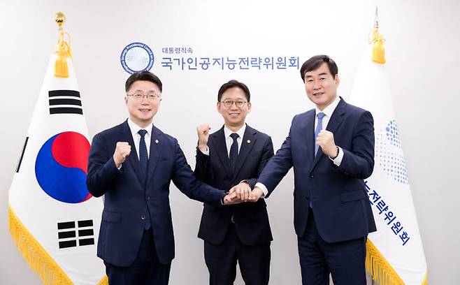 배경훈 국가인공지능전략위원회 부위원장이 28일 오전 서울 중구 국가인공지능전략위원회에서 국내 첫 '보안취약점 상시 신고조치제' 시범사업 추진 관련 세리머니를 하고 있다. 왼쪽부터 류제명 과학기술정보통신부 제2차관, 배경훈 국가인공지능전략위원회 부위원장, 김창섭 국가정보원 제3차장. (사진=과학기술정보통신부)
