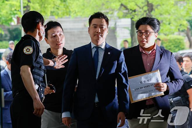 김세의 가로세로연구소(가세연) 대표가 26일 오전 서울 서초구 중앙지방법원에서 성폭력범죄의 처벌 등에 관한 특례법 위반(카메라 등 이용 촬영·반포 등) 및 명예훼손 등 혐의와 관련, 구속 전 피의자 심문(영장실질심사)에 출석하고 있다. 김 대표는 유튜브 방송과 기자회견 등을 통해 배우 고(故) 김새론이 미성년자인 15세 때부터 약 6년간 김수현과 교제했다는 취지의 주장과 녹취록 등을 반복적으로 유포한 혐의를 받는다. 2026.5.26 ⓒ 뉴스1 안은나 기자