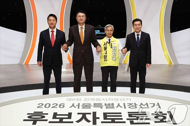 오세훈 국민의힘 서울시장 후보, 김정철 개혁신당 서울시장 후보, 권영국 정의당 서울시장 후보, 정원오 더불어민주당 서울시장 후보가 28일 오후 서울 마포구 SBS프리즘타워에서 열린 2026 서울특별시장선거 후보자 토론회 시작 전 기념촬영을 위해 포즈를 취하고 있다. (공동취재) 2026.5.28 ⓒ 뉴스1 김도우 기자