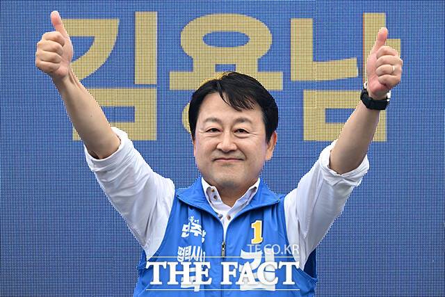 더불어민주당이 6·3 경기 평택을 국회의원 재선거에서 조국혁신당과의 후보 단일화 가능성에 대해 사실상 선을 그었다. 사진은 평택을 재선거에 출마한 김용남 민주당 후보. /남윤호 기자