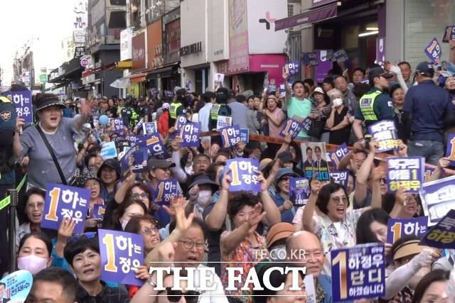 28일 오후 부산 북구 덕천교차로에서 열린 전재수 더불어민주당 부산시장 후보와 하정우 부산 북구갑 국회의원 보궐선거 후보의 유세 현장에 지지자들이 몰려 있다. /부산 북구=김민지 기자