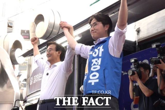 전재수 후보와 하정우 후보가 28일 부산 북구 덕천동 젊음의거리에서 열린 합동 유세에서 손을 잡아 들어 올리며 시민들에게 인사하고 있다. /부산 북구=김민지 기자