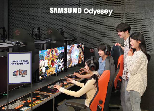 삼성전자 모델이 강남역 '메이플 아지트'에서 삼성전자 오디세이 게이밍 모니터로 게임을 즐기고 있다.(사진=삼성전자)