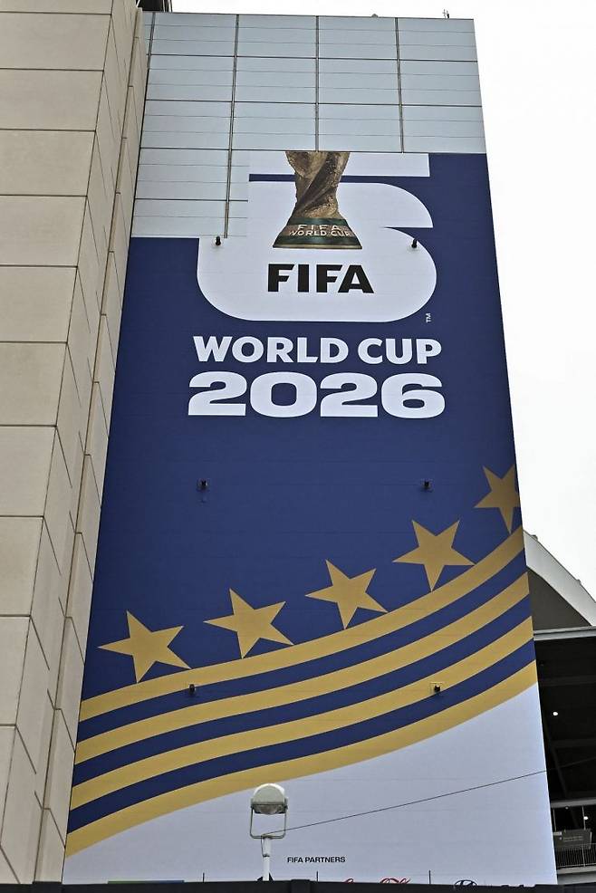 2026 북중미 월드컵 티켓 가격이 천정부지로 치솟은 가운데, 미국 뉴욕주와 뉴저지주 검찰이 국제축구연맹(FIFA)의 티켓 판매 과정에 대한 조사에 착수했다. 로이터연합뉴스