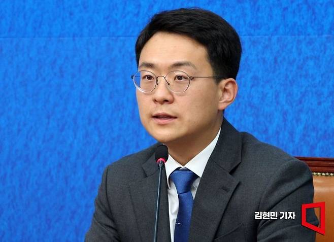 6·3 재보궐선거 전북 군산·김제·부안을 선거구에 출마한 박지원 더불어민주당 후보가 지난 6일 국회에서 열린 인재 환영식에서 인사말하고 있다. 김현민 기자