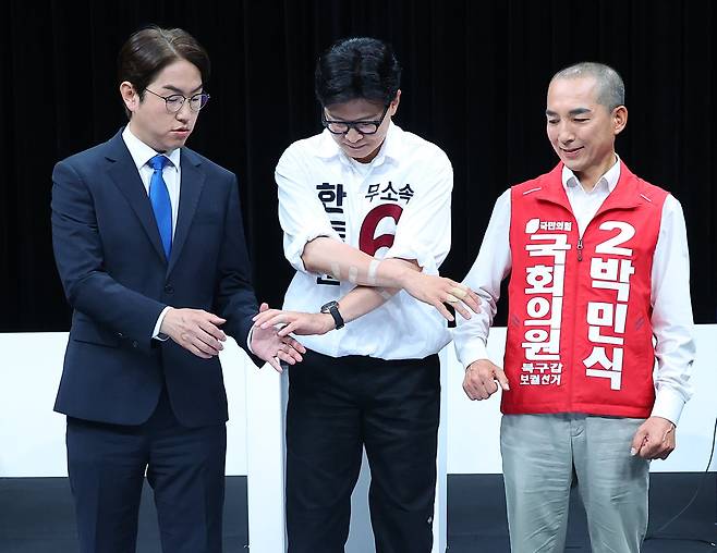 28일 오후 부산 동구 부산 MBC에서 열린 북갑 보궐선거 후보자 토론회에서 더불어민주당 하정우(왼쪽부터), 무소속 한동훈, 국민의힘 박민식 후보가 토론에 앞서 손을 맞잡고 있다. /연합뉴스