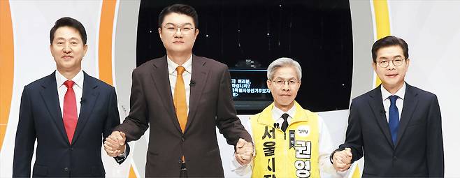 장련성 기자서울시장 선거에 출마한 여야 후보들이 28일 서울 마포구 SBS프리즘타워에서 열린 TV토론회에 앞서 손을 잡고 기념촬영을 하고 있다. 왼쪽부터 국민의힘 오세훈, 개혁신당 김정철, 정의당 권영국, 더불어민주당 정원오 후보.