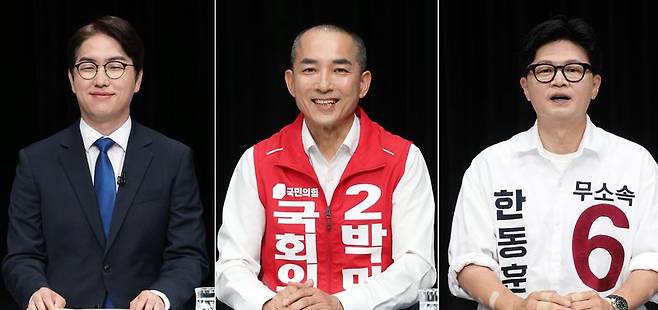 부산 북구갑 국회의원 보궐선거 후보자 토론회가 28일 부산 동구 부산MBC에서 열렸다. 왼쪽부터 하정우 더불어민주당 후보와 박민식 국민의힘 후보, 한동훈 무소속 후보가 본 토론에 앞서 리허설을 하고 있다. 뉴시스