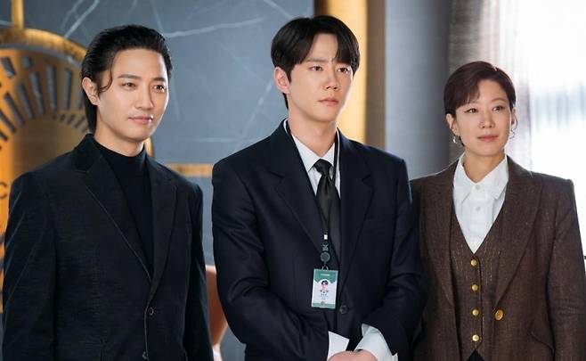 28일 서울 구로구 더 링크호텔에서는 JTBC '신입사원 강회장' 제작발표회가 진행됐다. 행사에는 고혜진 감독, 이준영, 이주명, 전혜진, 진구가 참석했다. 작품은 사업의 신(神)이라 불리는 굴지의 대기업 최성그룹의 회장 강용호가 사고로 원치 않는 2회차 인생을 살게 되는 리마인드 라이프 스토리를 담은 드라마다. JTBC 제공