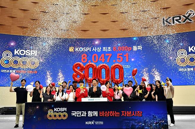 코스피 지수가 종가 기준 8,000포인트를 넘긴 26일 서울 여의도 한국거래소 홍보관에서 정은보 한국거래소 이사장과 관계자들이 코스피 8,000 돌파를 축하하는 세리머니를 하고 있다. 윤기훈 인턴기자