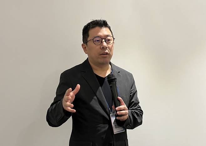 우리아이들의료재단 정성관 이사장이 지난 14일 기자간담회에서 발언하고 있다./사진=신소영 기자