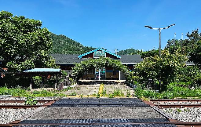경원선 신탄리역. 지금은 기차가 다니지 않는 폐역이다.