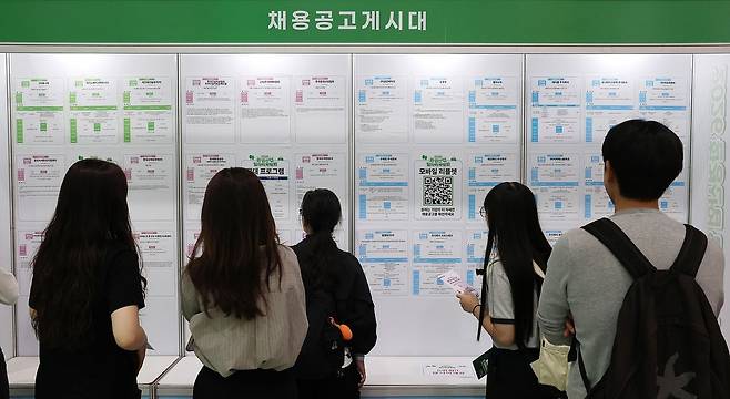 지난 19일 서울 서초구 aT센터에서 열린 '2026 환경산업 일자리 박람회'를 찾은 구직자들이 채용공고를 살펴보고 있다. 연합뉴스